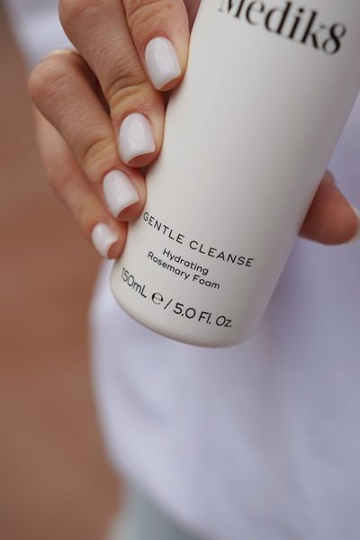 Зволожувальна пінка для вмивання з розмарином Gentle Cleanse Medik8 MD18 фото
