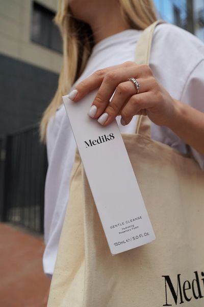 Зволожувальна пінка для вмивання з розмарином Gentle Cleanse Medik8 MD18 фото