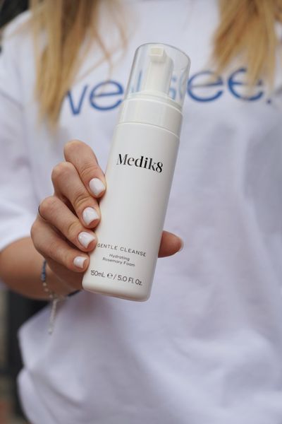 Зволожувальна пінка для вмивання з розмарином Gentle Cleanse Medik8 MD18 фото