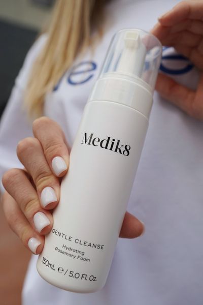 Зволожувальна пінка для вмивання з розмарином Gentle Cleanse Medik8 MD18 фото