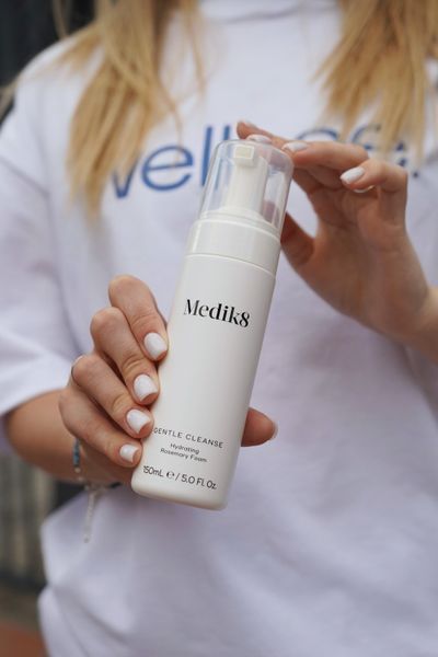 Зволожувальна пінка для вмивання з розмарином Gentle Cleanse Medik8 MD18 фото