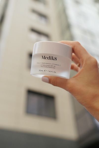 Зволожувальний крем Medik8 2-в-1 з вітаміном С та SPF 30 Daily Radiace Vitamin C MD22 фото